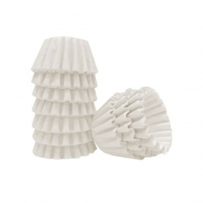 Forminhas de papel brancas para cupcakes empilhadas