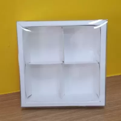 Caixa branca de cartão com tampa transparente com quatro compartimentos.