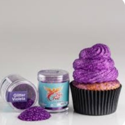 Frascos de glitter violeta e cupcake com cobertura roxa brilhante