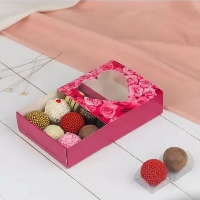 Caixa rosa de bombons decorada com rosas contendo bombons variados