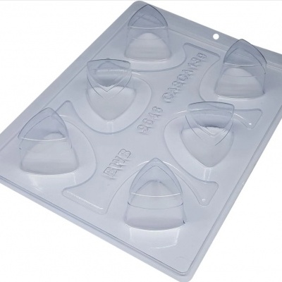 Molde de chocolate transparente com seis cavidades triangulares e texto FRITZ 1930 SORVETÃO