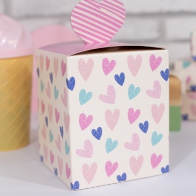 Caixa cúbica com padrão de corações coloridos e aba em forma de coração