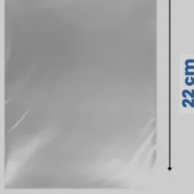 Folha plástica transparente com dimensões 22 cm x 15 cm