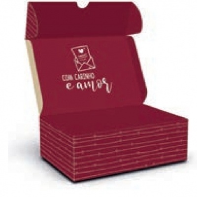 Embalagem de cartão vermelho com texto e ilustração branca