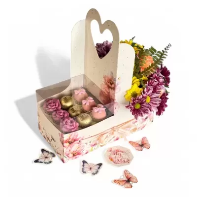 Caixa decorativa floral com doces rosa e dourados, flores naturais e cartões de borboletas com mensagem de Dia das Mães