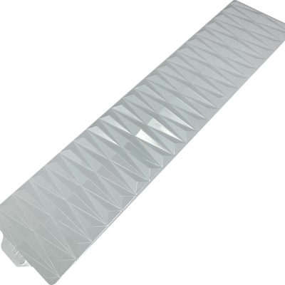 Bandeja longa de plástico translúcido com padrão triangular em relevo