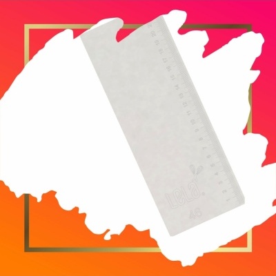 Régua transparente de plástico sobre fundo colorido laranja e vermelho