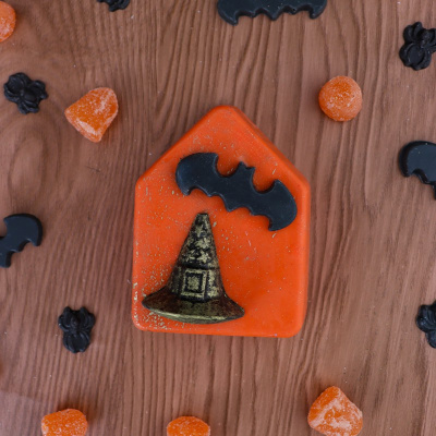 Sabonete laranja Halloween com morcego e chapéu