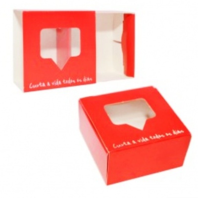 Duas embalagens vermelhas em cartão com janela transparente e texto em branco