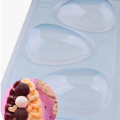 Forma plástica transparente com cavidades ovais para moldar doces e imagem de chocolate decorado