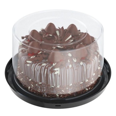 Bolo de chocolate com morangos cobertos embalado em caixa plástica