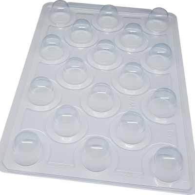 Molde plástico transparente com 20 cavidades em forma de meia esfera para bombons
