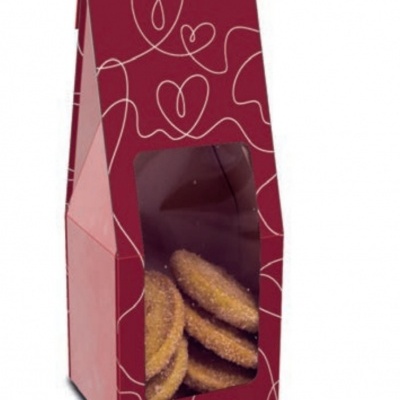 Embalagem vermelha com corações brancos e bolachas visíveis na janela transparente