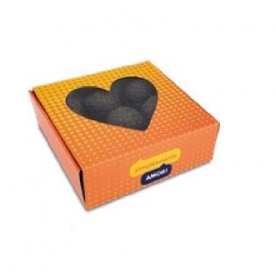 Caixa de papelão laranja com janela em forma de coração