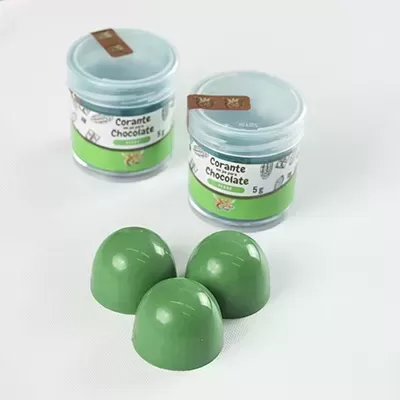 Frascos de corante para chocolate e chocolates verdes