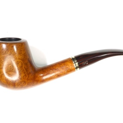 Cachimbo de fumar em madeira castanha clara com parte preta sobre fundo branco