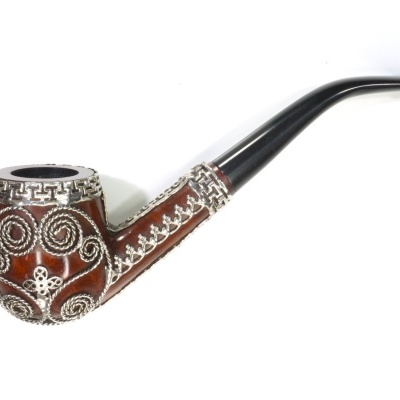 Cachimbo de tabaco ornamentado com padrões prateados em madeira castanha e boquilha preta curva