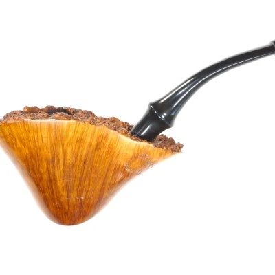 Cachimbo de madeira clara com bocal negro curvo