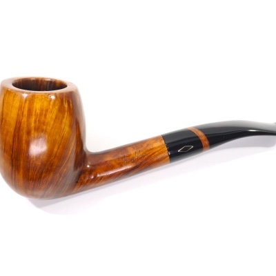 cachimbo de madeira e bocal preto sobre fundo branco