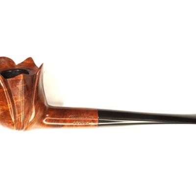 Cachimbo de madeira esculpido em forma de rosa com caule preto