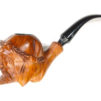 Cachimbo de madeira esculpida com figura humana e haste preta