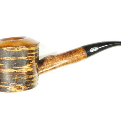 Cachimbo de madeira rústico castanho com boquilha preta curva e etiqueta SAVINELLI