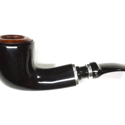 Cachimbo clássico em madeira escura com boquilha preta e detalhe metálico.