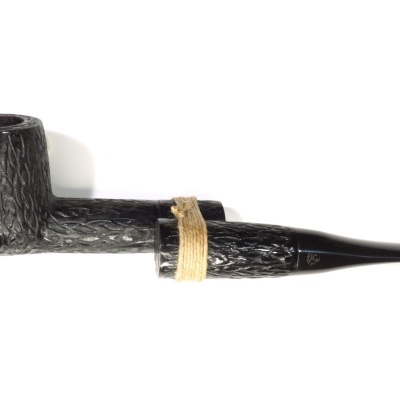 Cachimbo de madeira preta texturizada com bocal preto e detalhe em corda