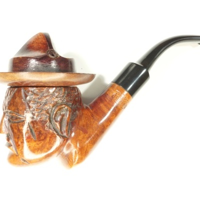 Piteira de fumar esculpida em madeira com rosto e chapéu