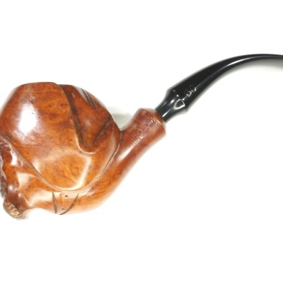 Cachimbo de madeira esculpida com cabeça humana e cano preto