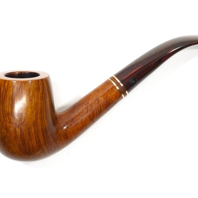 Cachimbo de fumar de madeira polida com bocal curvado escuro e duas anilhas douradas.