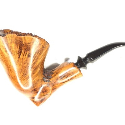 Cachimbo de madeira clara com bocal preto curvado