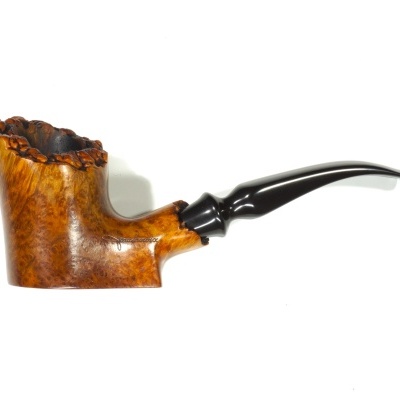 Cachimbo de madeira castanho com acabamento natural e bocal preto curvo