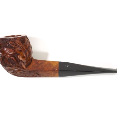 Cachimbo de madeira com gravação de veado e folhas e cauda preta com letras BC