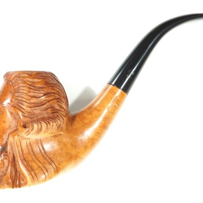 Cachimbo de madeira esculpido com figura masculina e tubulação preta