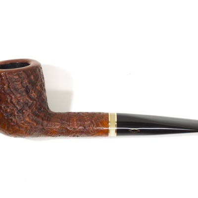 Cachimbo de madeira castanha com bocal preto sobre fundo branco