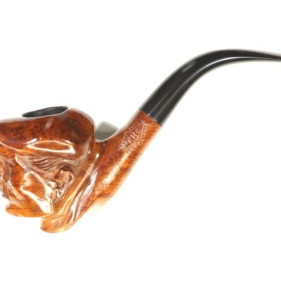 Cachimbo esculpido em madeira com rosto humano e tubo preto curvado