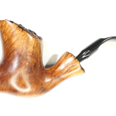 Cachimbo clássico de madeira polida com bocal preto curvado e parte superior texturizada