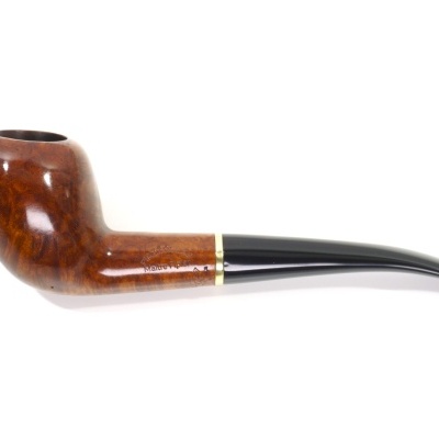 Cachimbo de tabaco em madeira castanha polida com boquilha preta e anel dourado.