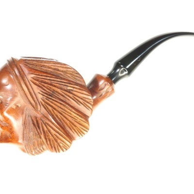Cachimbo esculpido com cabeça de índio e pena em madeira castanha, bocal preto curvo