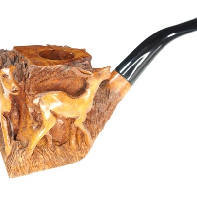 Cachimbo esculpido em madeira com veados em relevo e boquilha preta