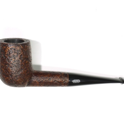 Cachimbo de fumar com corpo de madeira castanha texturada e bocal preto.