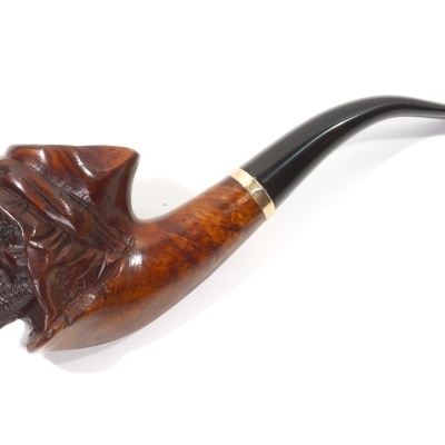 Cachimbo de madeira esculpida com cabeça e caule preto curvo