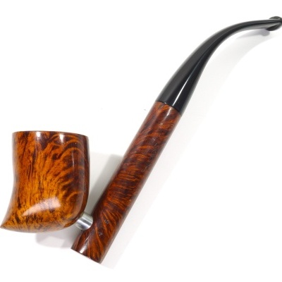 Cachimbo de fumar em madeira castanha com boquilha preta e ligação metálica.