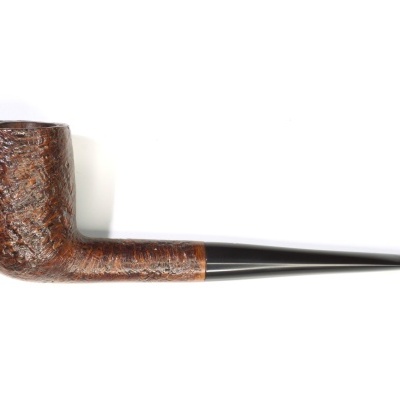 Cachimbo de tabaco em madeira e bocal preto sobre fundo branco