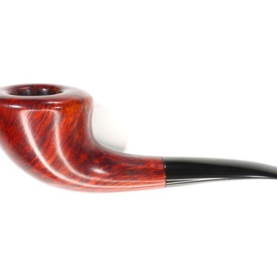 Cachimbo de fumar em madeira castanha e preto sobre fundo branco