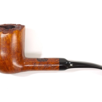 Cachimbo de madeira com bocal preto curvo