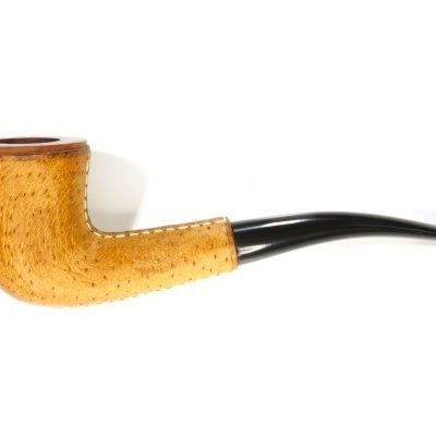 Cachimbo de fumar em madeira clara com bocal preto