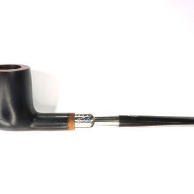 Cachimbo de fumar preto com detalhes em madeira e metal sobre fundo branco