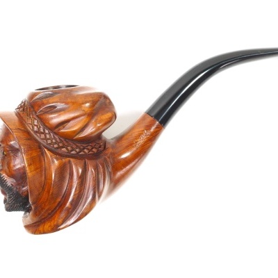 Cachimbo de madeira esculpido com cabeça de homem e tubo preto curvado.
